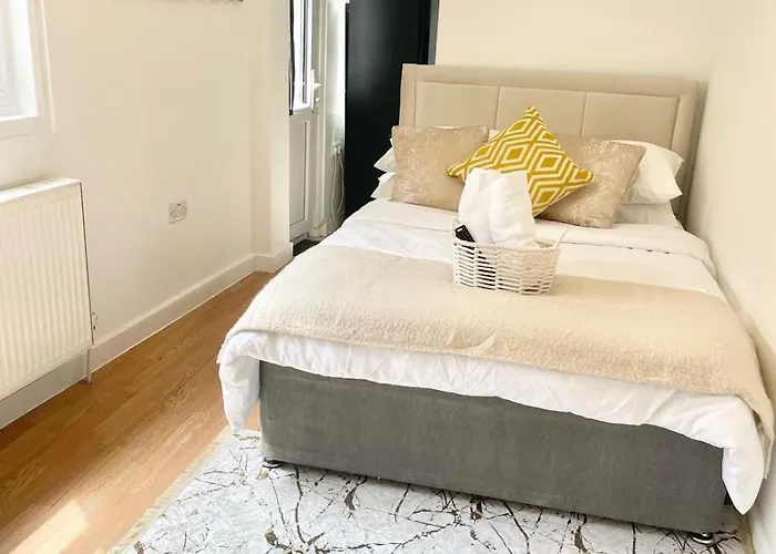 Studio Flat With Private Patio In Stratford